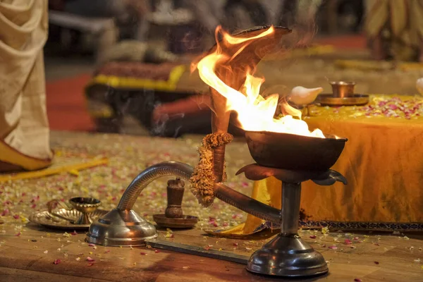 インド ウッタル プラデシュ州バラナシのダシャシュワメッド ガットでのガンガ アーティ宗教儀式 — ストック写真