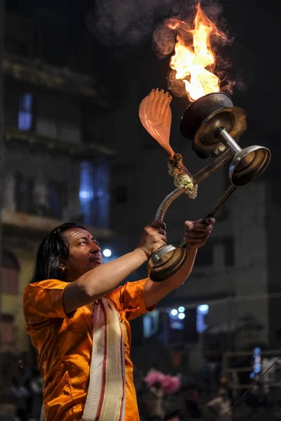 Varanasi Indien April 2021 Hindu Präst Utför Ganga Aarti Religiösa — Stockfoto