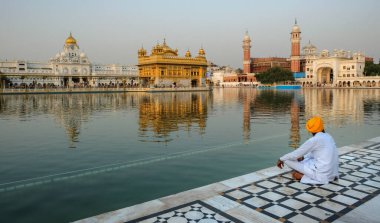 Amritsar, Hindistan - Nisan 2021: Amritsar, Punjab, Hindistan 'da 28 Nisan 2021' de Altın Tapınağı ziyaret eden hacılar.