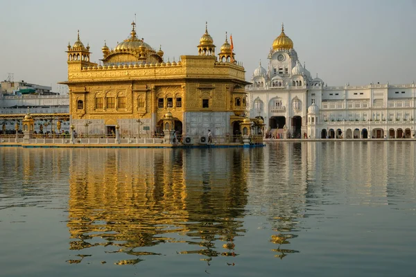 Amritsar Indien April 2021 Pilgrimer Besöker Det Gyllene Templet Amritsar — Stockfoto