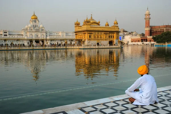 Amritsar Indien April 2021 Pilgrimer Besöker Det Gyllene Templet Amritsar — Stockfoto