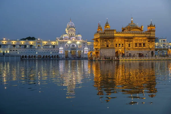 Amritsar India April 2021 Pelgrims Bezoeken Gouden Tempel Amritsar April — Stockfoto