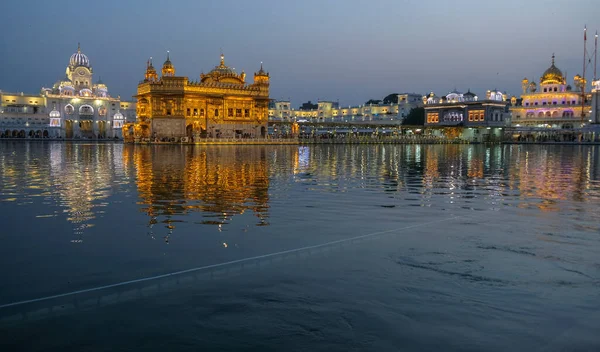 Amritsar India 2021 Április Zarándokok Meglátogatják Arany Templomot Amritsarban 2021 — Stock Fotó