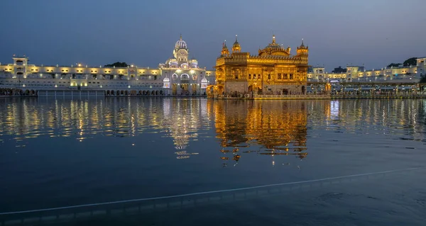 Amritsar Indie Kwiecień 2021 Pielgrzymi Odwiedzający Złotą Świątynię Amritsarze Kwietnia — Zdjęcie stockowe