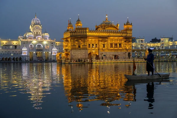 Amritsar Indien April 2021 Pilgrimer Besöker Det Gyllene Templet Amritsar — Stockfoto