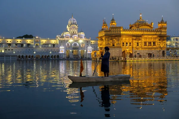 2021年4月 印度阿姆里萨尔 2021年4月28日在印度旁遮普邦阿姆里萨尔参观黄金圣殿的朝圣者 — 图库照片
