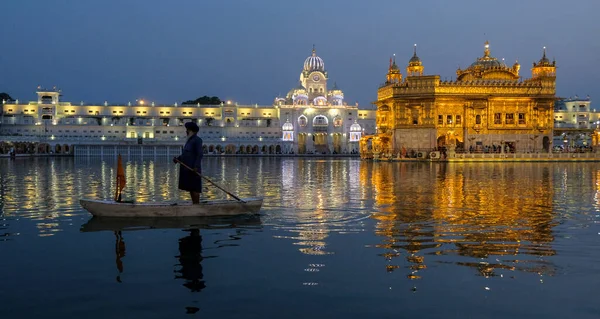 Amritsar India 2021 Április Zarándokok Meglátogatják Arany Templomot Amritsarban 2021 — Stock Fotó