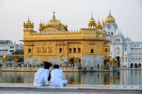 Amritsar India April 2021 Pelgrims Bezoeken Gouden Tempel Amritsar April — Stockfoto