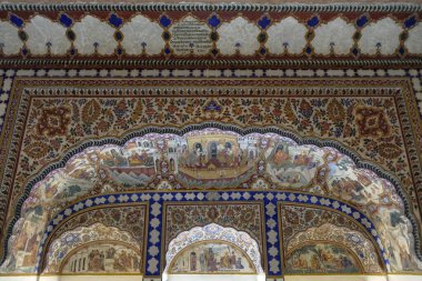 Amritsar, Hindistan - Mayıs 2021: 6 Mayıs 2021 'de Amritsar, Punjab, Hindistan' da Gurdwara Baba Atal Kulesi 'nin iç kısımları.