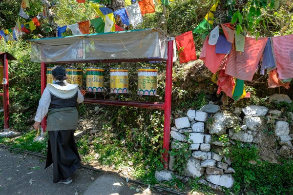 Mcleod Ganj Indie Maj 2021 Tybetańska Kobieta Wirująca Kółkach Modlitewnych — Zdjęcie stockowe