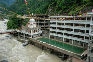 Manikaran, Hindistan - Haziran 2021: Gurudwara Sahib Manikaran, 17 Haziran 2021 tarihinde Manikaran, Himachal Pradesh, Hindistan 'da bulunan Parvati Vadisi' ndeki Sikhs için bir hac merkezidir..