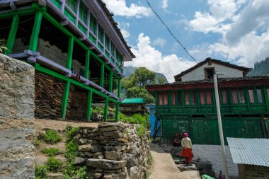 Nakthan, Hindistan - Haziran 2021: Nakthan, Himachal Pradesh, Hindistan 'da 20 Haziran 2021 tarihinde Parvati Vadisi' ndeki Nakthan köyünün manzarası.