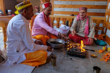 Vashisht, Hindistan - Haziran 2021: Erkekler Vashisht 'teki Vashishtha tapınağında adak adadılar 23 Haziran 2021' de Vashisht, Himachal Pradesh, Hindistan.