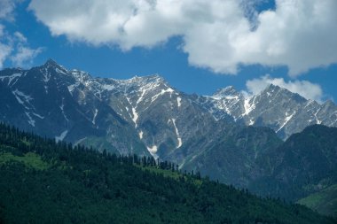 Hindistan 'daki Himachal Pradesh' ten Himalayalar 'ın manzarası.