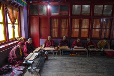 Manali, Hindistan - Haziran 2021: Himalaya Nyingmapa Gompa 'da dua eden Budist rahipler, 26 Haziran 2021 tarihinde Hindistan' ın Himachal Pradesh kentinde bulunan bir Budist manastırıdır..