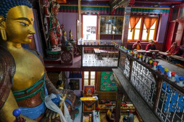 Manali, Hindistan - Haziran 2021: Himalaya Nyingmapa Gompa 'da dua eden Budist rahipler, 26 Haziran 2021 tarihinde Hindistan' ın Himachal Pradesh kentinde bulunan bir Budist manastırıdır..