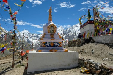 Dhar Thachakarpo, Hindistan - Haziran 2021: Hindistan 'ın Himachal Pradesh şehrinde 27 Haziran 2021 tarihinde Himalaya dağlarının arka planına sahip Spiti' deki Kunzum La 'nın yüksek geçidinde bir Budist stupası.