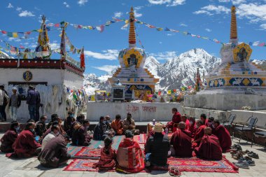 Dhar Thachakarpo, Hindistan - Haziran 2021: Hindistan 'ın Himachal Pradesh şehrinde 27 Haziran 2021 tarihinde Himalaya dağlarının arka planına sahip Spiti' deki Kunzum La 'nın yüksek geçidinde bir Budist stupası.