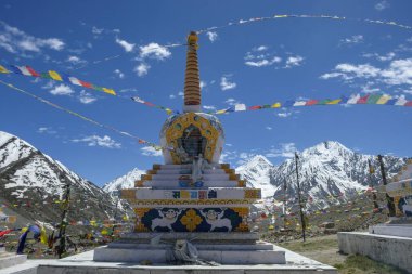 Dhar Thachakarpo, Hindistan - Haziran 2021: Hindistan 'ın Himachal Pradesh şehrinde 27 Haziran 2021 tarihinde Himalaya dağlarının arka planına sahip Spiti' deki Kunzum La 'nın yüksek geçidinde bir Budist stupası.