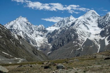 Himachal Pradesh, Hindistan 'daki Spiti Vadisi' ndeki Himalaya dağlarının manzarası..