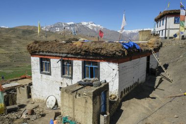 Langza, Hindistan - Haziran 2021: Himalayalar 'ın Spiti Vadisi' ndeki Langza köyünün görüntüsü 29 Haziran 2021 'de Hindistan' ın Himachal Pradesh kentinde.