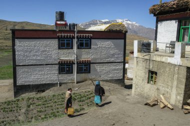 Langza, Hindistan - Haziran 2021: Himalayalar 'ın Spiti Vadisi' ndeki Langza köyünün görüntüsü 29 Haziran 2021 'de Hindistan' ın Himachal Pradesh kentinde.
