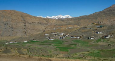 Himalayalar 'daki Spiti Vadisi' ndeki Langza köyünün panoramik manzarası, Himachal Pradesh, Hindistan.