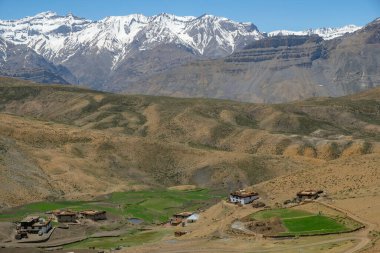 Himalayalar 'daki Spiti Vadisi' ndeki Komic köyünün panoramik manzarası, Himachal Pradesh, Hindistan.