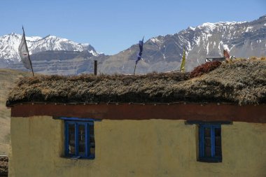 Hikkim, Hindistan - Haziran 2021: Himalayalar 'ın Spiti Vadisi' ndeki Hikkim köyünün görüntüsü 29 Haziran 2021 'de Hindistan' ın Himachal Pradesh kentinde.