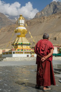 Tabo, Hindistan - Haziran 2021: 1 Temmuz 2021 'de Tabo köyündeki Tabo Manastırı' nın büyük stupası Spiti vadisinde, Himachal Pradesh, Hindistan.