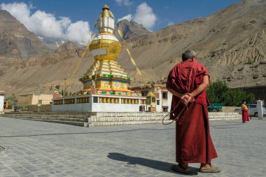 Tabo, Hindistan - Haziran 2021: 1 Temmuz 2021 'de Tabo köyündeki Tabo Manastırı' nın büyük stupası Spiti vadisinde, Himachal Pradesh, Hindistan.