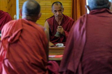 Tabo, Hindistan - Haziran 2021: Budist rahipler Tabo Manastırı 'nda 2 Temmuz 2021' de Tabo Köyü, Spiti Vadisi, Himachal Pradesh, Hindistan.