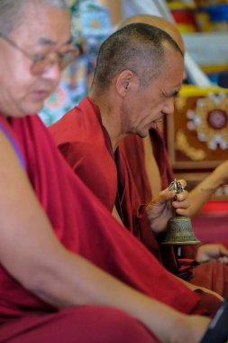 Tabo, Hindistan - Haziran 2021: Budist rahipler Tabo Manastırı 'nda 2 Temmuz 2021' de Tabo Köyü, Spiti Vadisi, Himachal Pradesh, Hindistan.