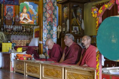 Tabo, Hindistan - Haziran 2021: Budist rahipler Tabo Manastırı 'nda 2 Temmuz 2021' de Tabo Köyü, Spiti Vadisi, Himachal Pradesh, Hindistan.
