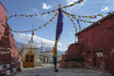 Hindistan 'ın Himachal Pradesh kentindeki Nako köyündeki Nako Manastırı manzarası.