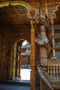 Hindistan 'ın Himachal Pradesh kentindeki Kalpa köyündeki Narayan Nagini Hindu tapınağının manzarası..