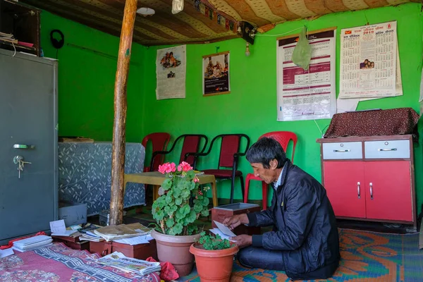 Hikkim India June 2021 Postman Hikkim Post Office Selecting Postcards – stockfoto