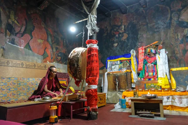 Tabo India June 2021 Buddhist Monk Making Offering Tabo Monastery — Stock fotografie