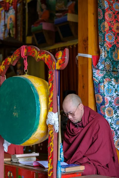 Tabo India June 2021 Buddhist Monk Performing Puja Tabo Monastery — Foto de Stock