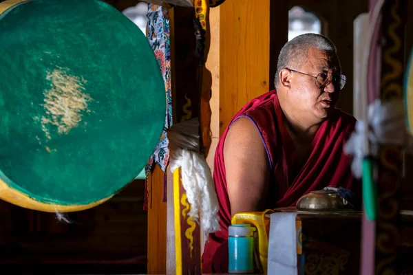 Tabo India June 2021 Buddhist Monk Performing Puja Tabo Monastery — Foto de Stock