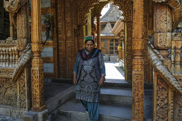 Kalpa Inde Juillet 2021 Une Femme Quittant Temple Hindou Narayan — Photo