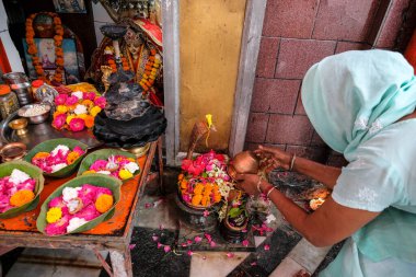 Haridwar, Hindistan - Temmuz 2021: Kadın 14 Temmuz 2021 'de Uttarakhand, Hindistan' da Haridwar 'daki Ganj Nehri yakınlarında adak adadı..