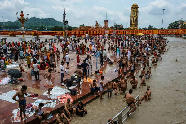 Haridwar India Luglio 2021 Pellegrini Che Fanno Bagno Nel Fiume — Foto Stock