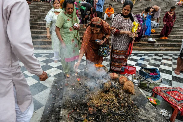 Haridwar India Julio 2021 Mujeres Haciendo Una Ofrenda Cerca Del —  Fotos de Stock