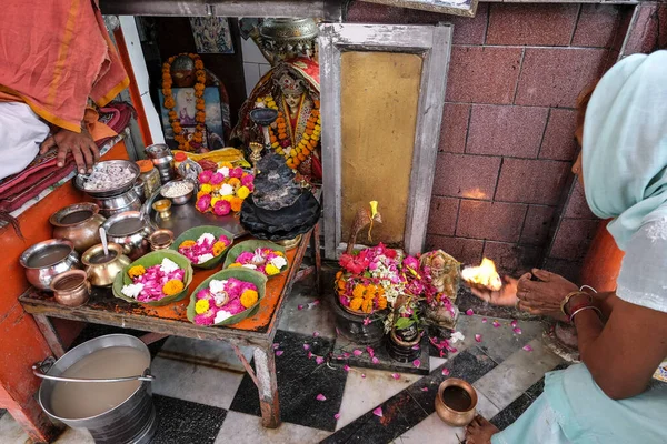 Haridwar Índia Julho 2021 Mulher Fazendo Uma Oferenda Perto Rio — Fotografia de Stock