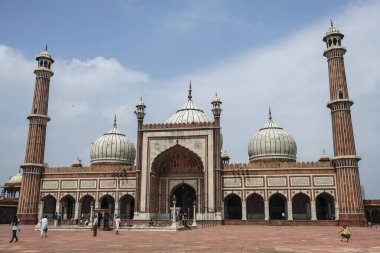 Delhi, Hindistan - Ağustos 2021: Delhi 'deki Jama Mescid Camii 3 Ağustos 2021' de Hindistan 'ın Delhi şehrindeki en büyük camiidir..