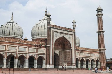 Delhi, Hindistan - Ağustos 2021: Delhi 'deki Jama Mescid Camii 3 Ağustos 2021' de Hindistan 'ın Delhi şehrindeki en büyük camiidir..