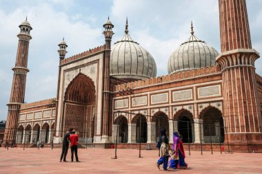 Delhi, Hindistan - Ağustos 2021: Delhi 'deki Jama Mescid Camii 3 Ağustos 2021' de Hindistan 'ın Delhi şehrindeki en büyük camiidir..