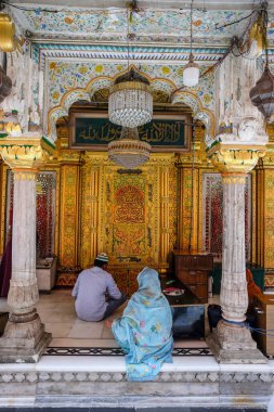 Delhi, Hindistan - Ağustos 2021: Dargah Hazrat Nizamuddin mermer mabedi 7 Ağustos 2021 tarihinde Hindistan 'ın Delhi kentinde bulunan Sufi Müslüman aziz Nizamuddin Auliya' ya ithaf edilmiştir..