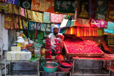 Delhi, Hindistan - Ağustos 2021: Dargah Hazrat Nizamuddin mermer mabedi yakınlarındaki çiçek satıcısı 7 Ağustos 2021 tarihinde Hindistan 'ın Delhi kentinde bulunan Sufi Müslüman aziz Nizamuddin Auliya' ya ithaf edilmiştir..